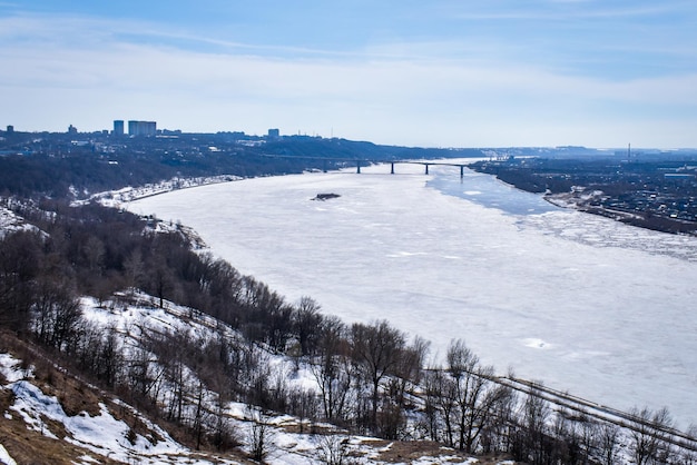 Panorama de Nizhny Novgorod en un claro día de invierno