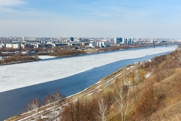 Panorama de Nizhny Novgorod en un claro día de invierno