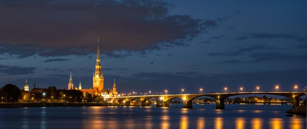 Panorama de la noche de Riga