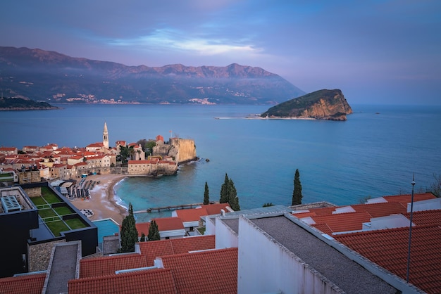 Panorama nocturno de Budva en Montenegro