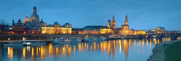 Panorama nocturno del casco antiguo de Dresde con reflejos en el río Elba