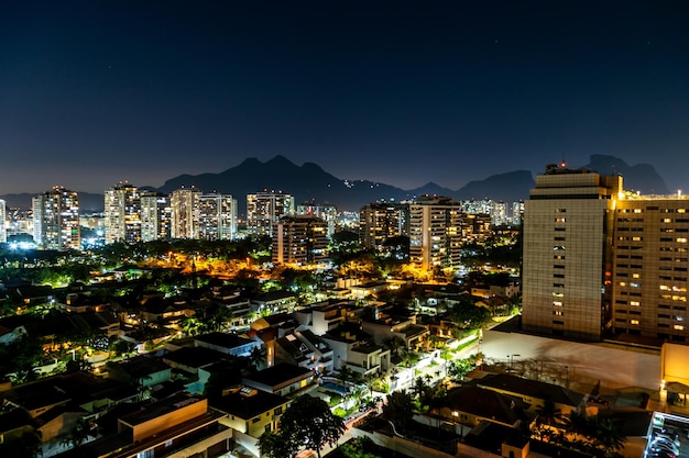 Panorama nocturno de la ciudad de Río de Janeiro a vista de pájaro