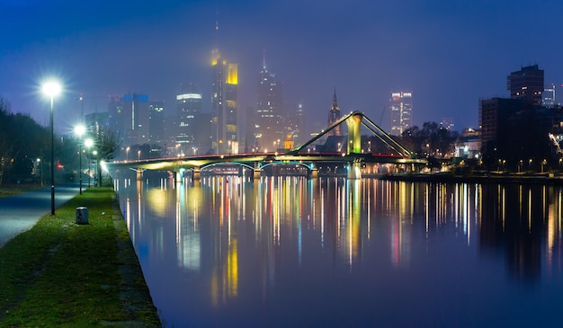 Panorama nocturno de Frankfurt am Main, Alemania