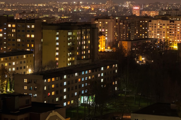 Panorama nocturno de la luz en las ventanas de un edificio de varios pisos en una gran ciudad
