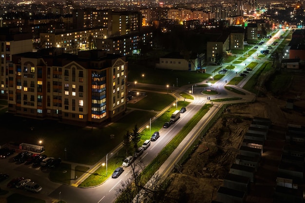 Panorama nocturno de la luz en las ventanas de un edificio de varios pisos en una gran ciudad