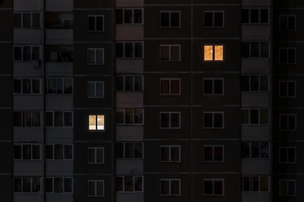 Panorama nocturno plano de luz en ventanas de edificios de varios pisos vida en concepto de gran ciudad para una pareja enamorada en aislamiento