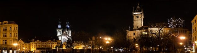 Panorama nocturno de la plaza central de Praga Staromestske namesti en invierno