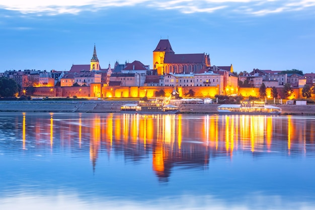 Panorama noturno da cidade velha de Torun visto do Vístula Polônia
