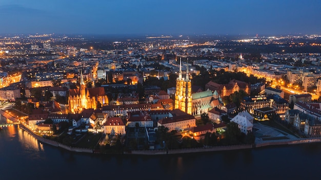 Panorama noturno da velha cidade europeia de wroclaw de cima. uma bela cidade velha iluminada por luzes brilhantes. fotografia aérea. wroclaw, polônia