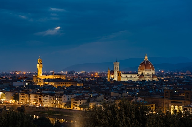 Panorama noturno de florença, itália. vista bonita