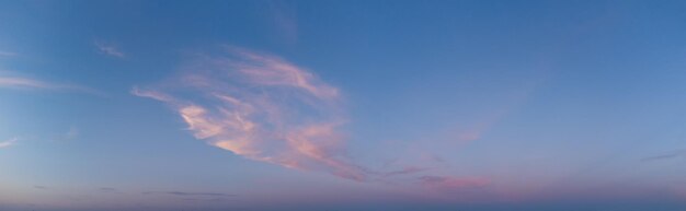 Panorama de nubes borrosas en el cielo azul por la noche