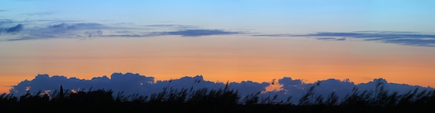 Panorama de nubes y puesta de sol naranja