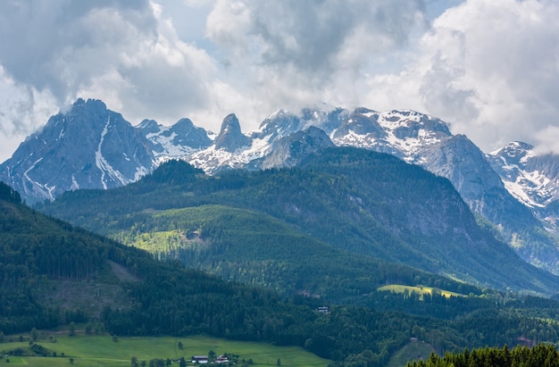 Panorama nublado da montanha dos Alpes do verão, Áustria.