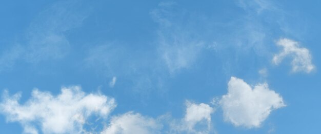 Panorama nuvem branca e fundo de céu azul com espaço de cópia