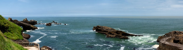 Panorama del océano con rocas