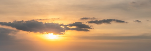 Panorama orange Sonnenunterganghimmel mit Sonne und Wolke. Verwendung als Natur-Deckblatt.