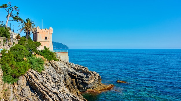 Panorama de la orilla del mar de Liguria en Genova Nervi, Liguria, Italia