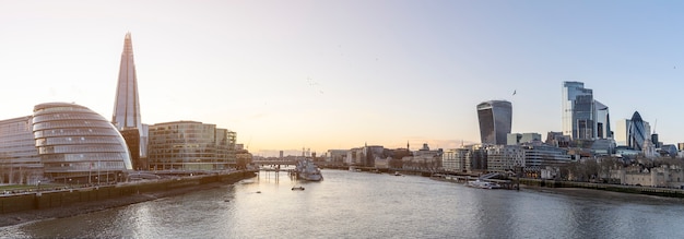 Foto panorama de las orillas del río támesis. paisaje urbano del distrito financiero de londres