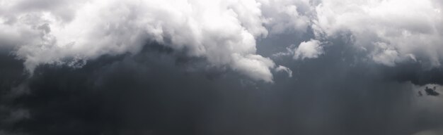 Panorama del oscuro cielo tormentoso con nubes grises