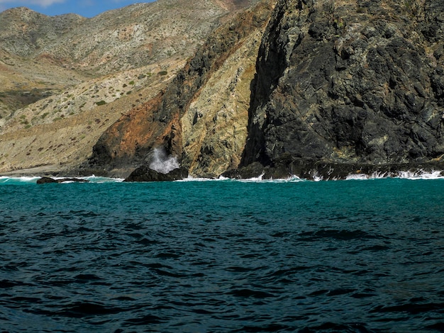 Foto panorama paisagem do mar da costa da ilha marguerite sobre as rochas vulcânicas do oceano pacífico em baja california sur mexico