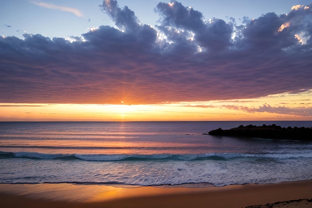 Panorama del paisaje del atardecer o del amanecer de la hermosa playa natural