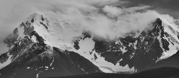 Panorama de paisaje blanco y negro cimas de montañas cubiertas de nieve viajando en las montañas