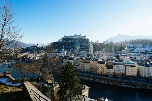 Foto panorama con el paisaje de la ciudad vieja y el castillo de hohensalzburg en salzburgo en austria en europa. ciudad de mozart en los alpes en el río salzach. fortaleza y catedral. vista desde kapuzinerkloster en capuchin hill