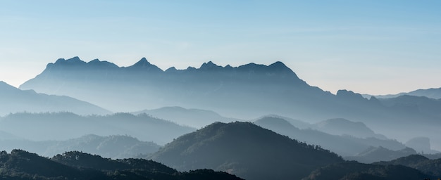 Panorama del paisaje de la cordillera con cielo azul