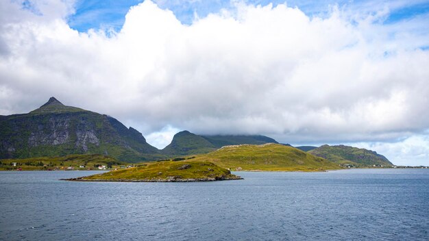 panorama del paisaje de las islas lofoten, noruega, pequeñas casas coloridas en la orilla del mar