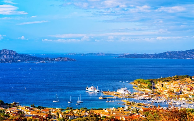 Panorama y paisaje en La Maddalena de Costa Smeralda en el mar Mediterráneo en Cerdeña, isla de Italia. Barcos en Cerdeña en verano. provincia de Olbia. Técnica mixta.