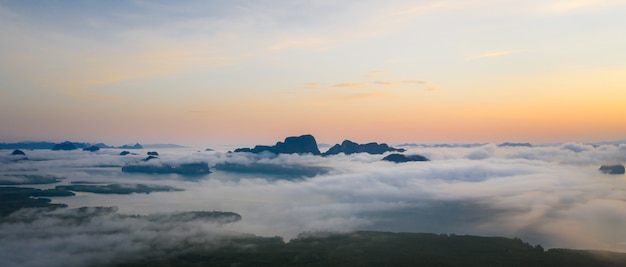 Panorama paisaje mañana niebla y amanecer Samet Nangchee punto de vista de Phang nga, Tailandia