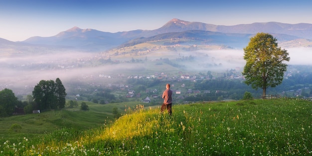 Panorama del paisaje de la mañana en un pueblo de montaña