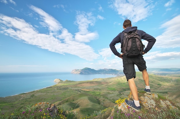 Panorama de paisaje de mar de hombre y montaña