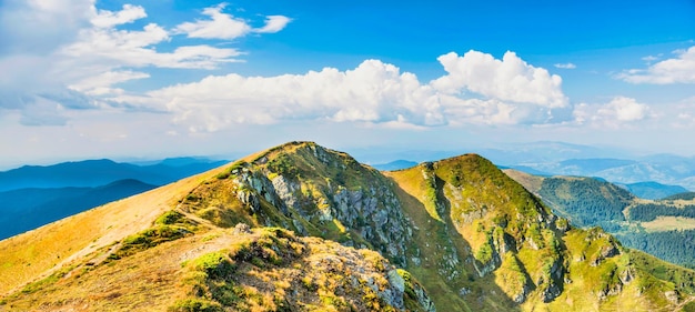 Panorama del paisaje de las montañas