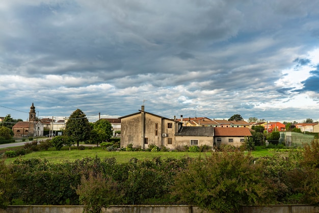 Panorama de paisaje nublado de la aldea de campo en otoño