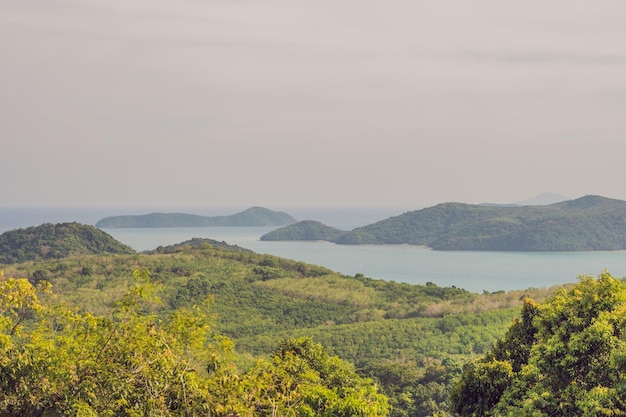 Panorama de paisaje de playa tropical. Hermoso océano turquesa con barcos y costa arenosa desde el punto de vista alto. Playas de Kata y Karon, Phuket, Tailandia.