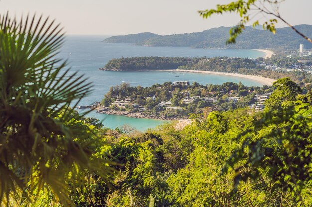 Panorama de paisaje de playa tropical. El hermoso océano turquesa renuncia a los barcos y la costa arenosa desde un punto de vista alto. Playas de Kata y Karon, Phuket, Tailandia