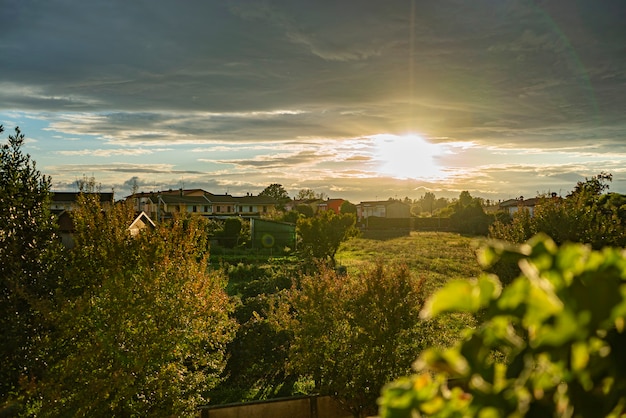 Panorama del paisaje de la puesta del sol de la aldea de campo en otoño