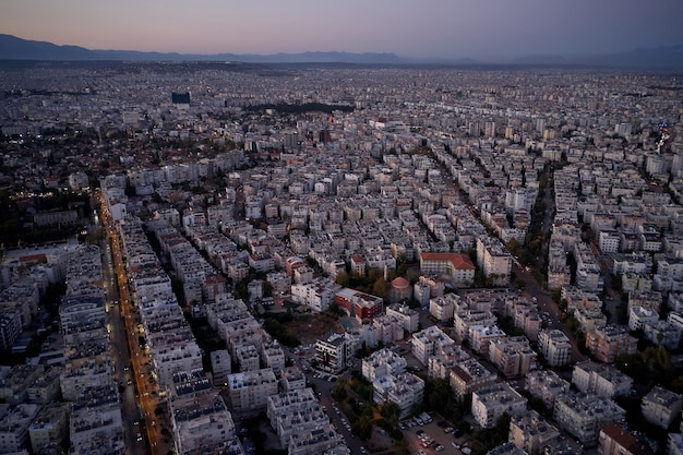 Panorama del paisaje urbano al atardecer. Vista aérea de los edificios de la ciudad bajo el cielo de la tarde. Viaja a Europa.