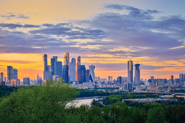 Panorama del paisaje urbano de Moscú con el centro de negocios del centro de la ciudad de Moscú con edificios altos al atardecer. Moscú. Rusia.