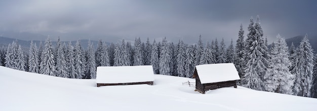 Foto panorama del paisaje de un valle de montaña en invierno