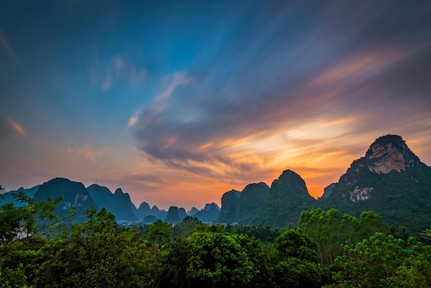 Panorama del paisaje de Yangshuo al atardecer