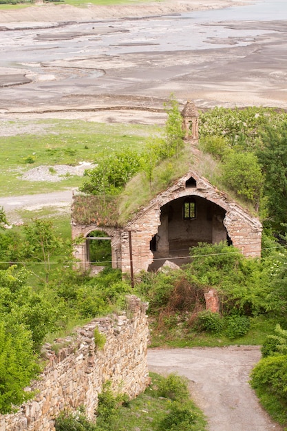 Panorama del panorama de la montaña con montañas verdes y río churchKura