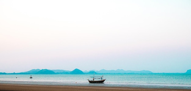 Panorama panorâmico da paisagem marítima com barco de pesca tradicional e belo oceano azul sudeste asiático tailândia