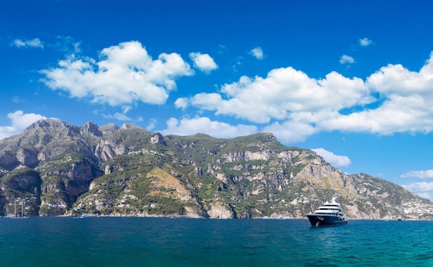 Panorama panorâmico das paisagens da costa de Amalfi a caminho de Positano e Amalfi