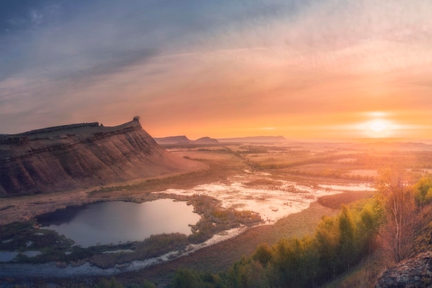 Panorama panorámico paisaje naturaleza montañas amanecer atardecer de pecho butte o primer sunduk contra