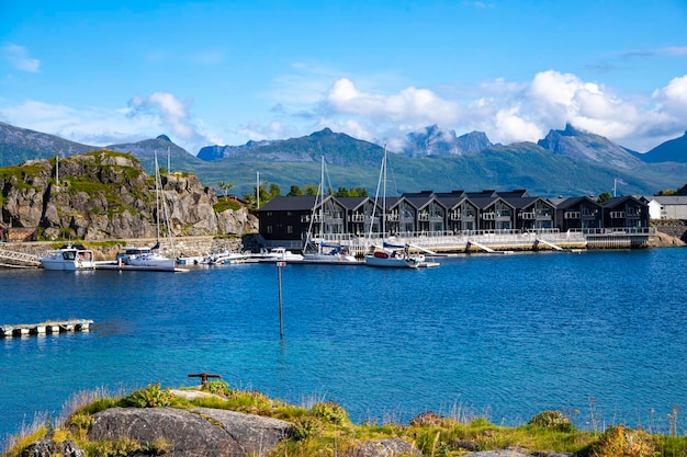 panorama de un pequeño pueblo con un puerto deportivo en las islas lofoten en noruega, los fiordos noruegos