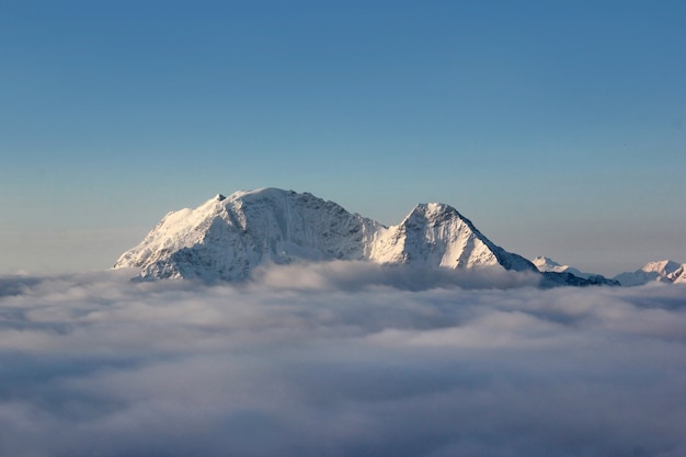 Panorama de los picos de la cordillera del Cáucaso que se eleva por encima de las nubes