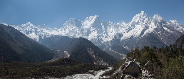 Panorama de los picos de las montañas en la región de Bimthang, Himalaya