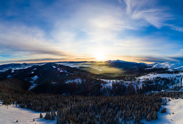 Panorama pitoresco de inverno com montanhas cobertas de neve